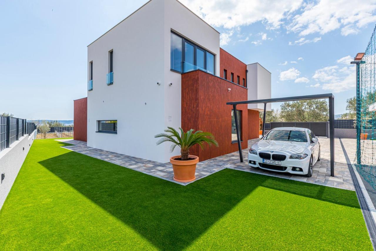 Villa Seven Hearts With Heated Pool And Private Basketball Playground Near Split