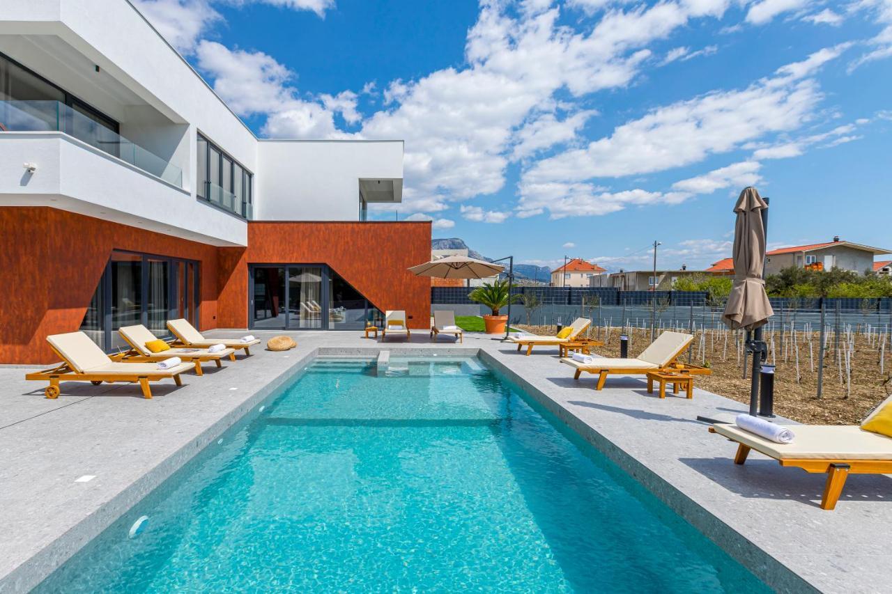 Seven Hearts With Heated Pool And Private Basketball Playground Near Split Villa *
