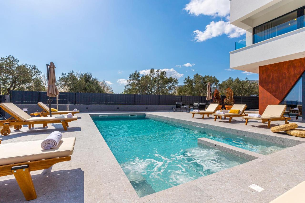 Seven Hearts With Heated Pool And Private Basketball Playground Near Split Villa *