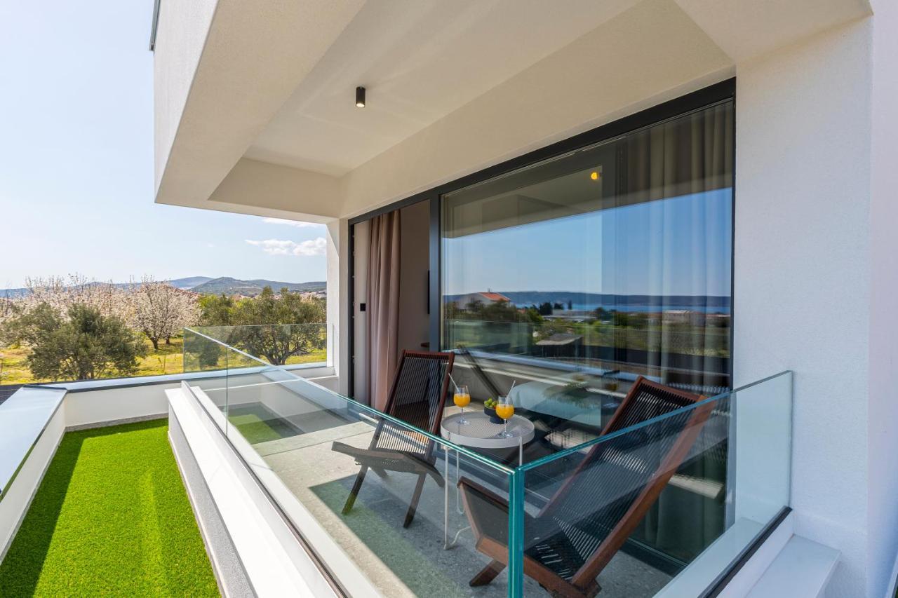Seven Hearts With Heated Pool And Private Basketball Playground Near Split Villa Kastela