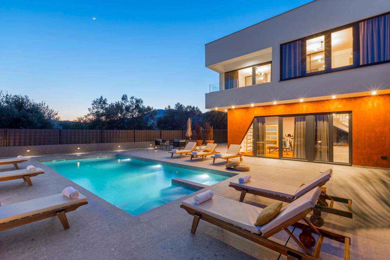 Villa Seven Hearts With Heated Pool And Private Basketball Playground Near Split