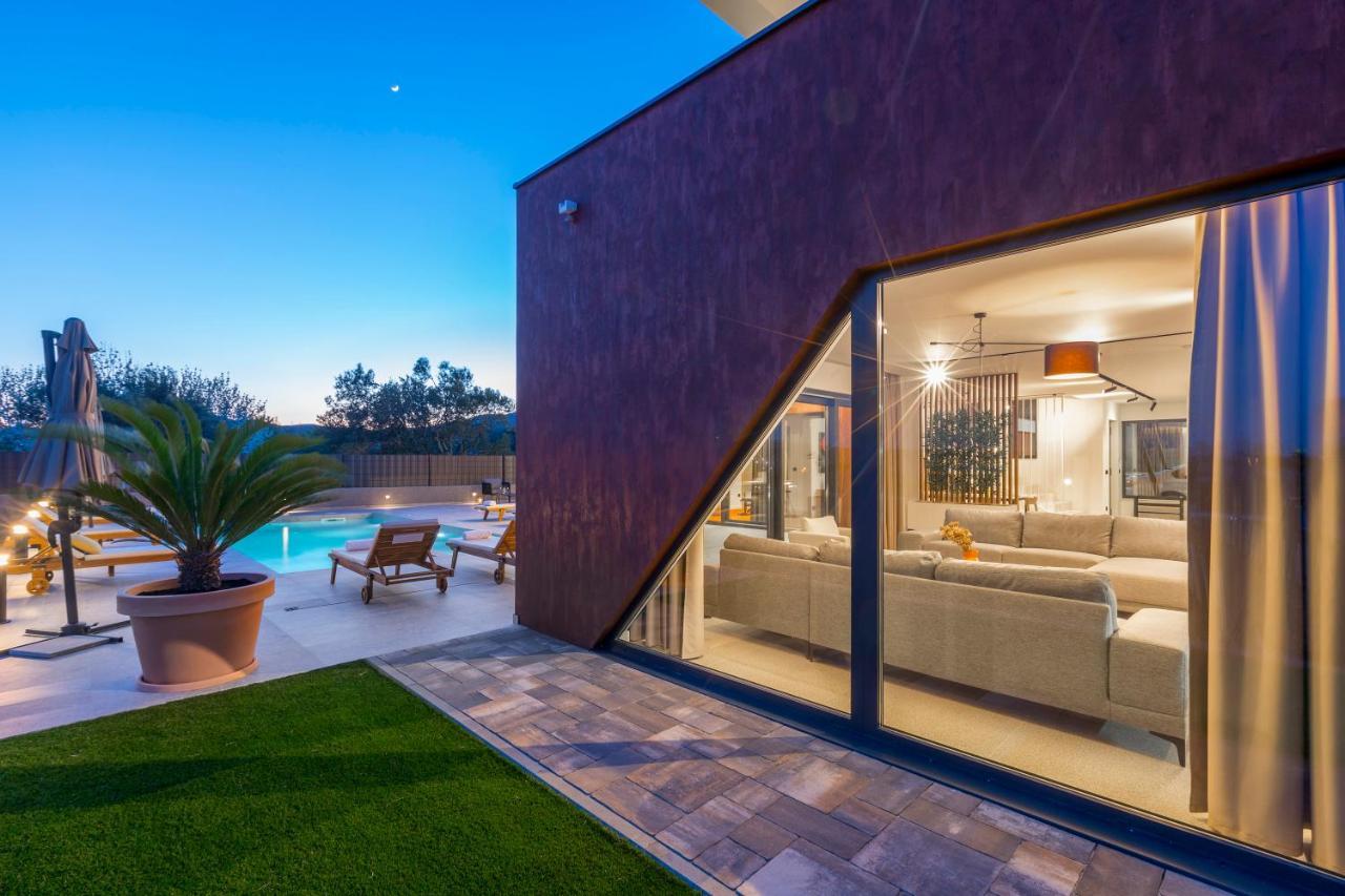 Seven Hearts With Heated Pool And Private Basketball Playground Near Split