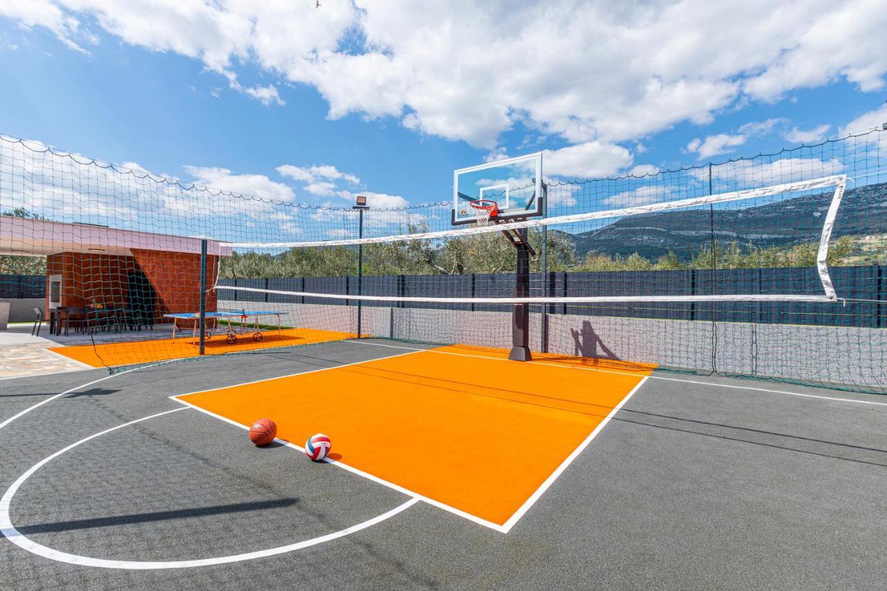 Villa Seven Hearts With Heated Pool And Private Basketball Playground Near Split *