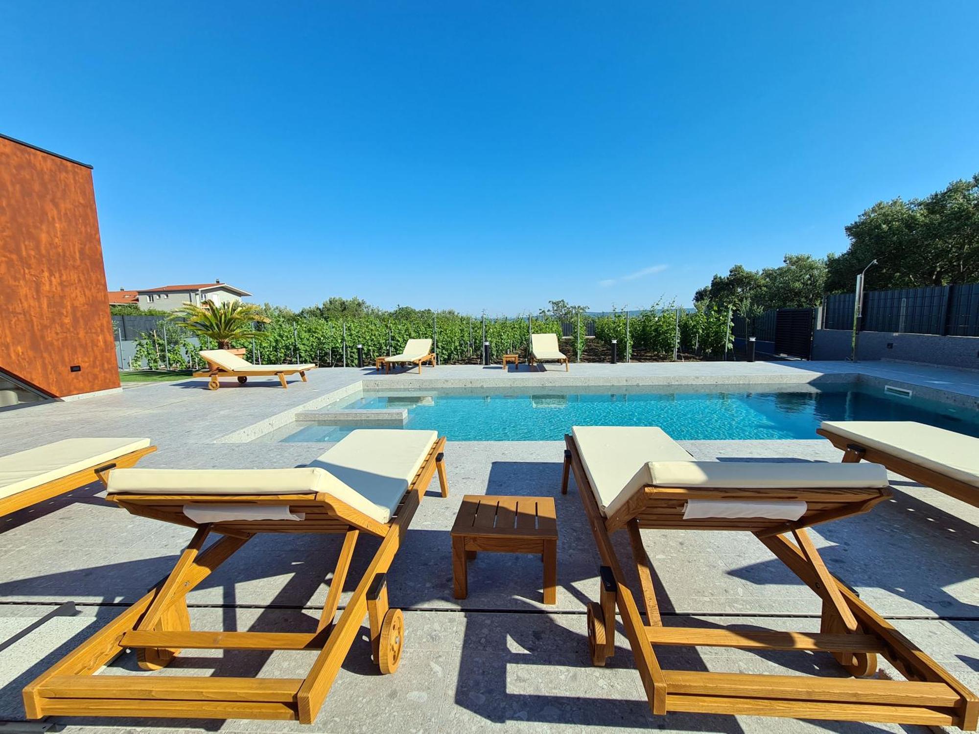 Seven Hearts With Heated Pool And Private Basketball Playground Near Split